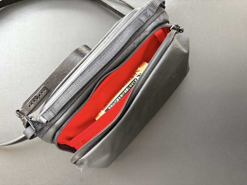 プレミアムカロリミットを持ち運ぶ時のイメージ画像。小型バッグでも問題なく入ります。