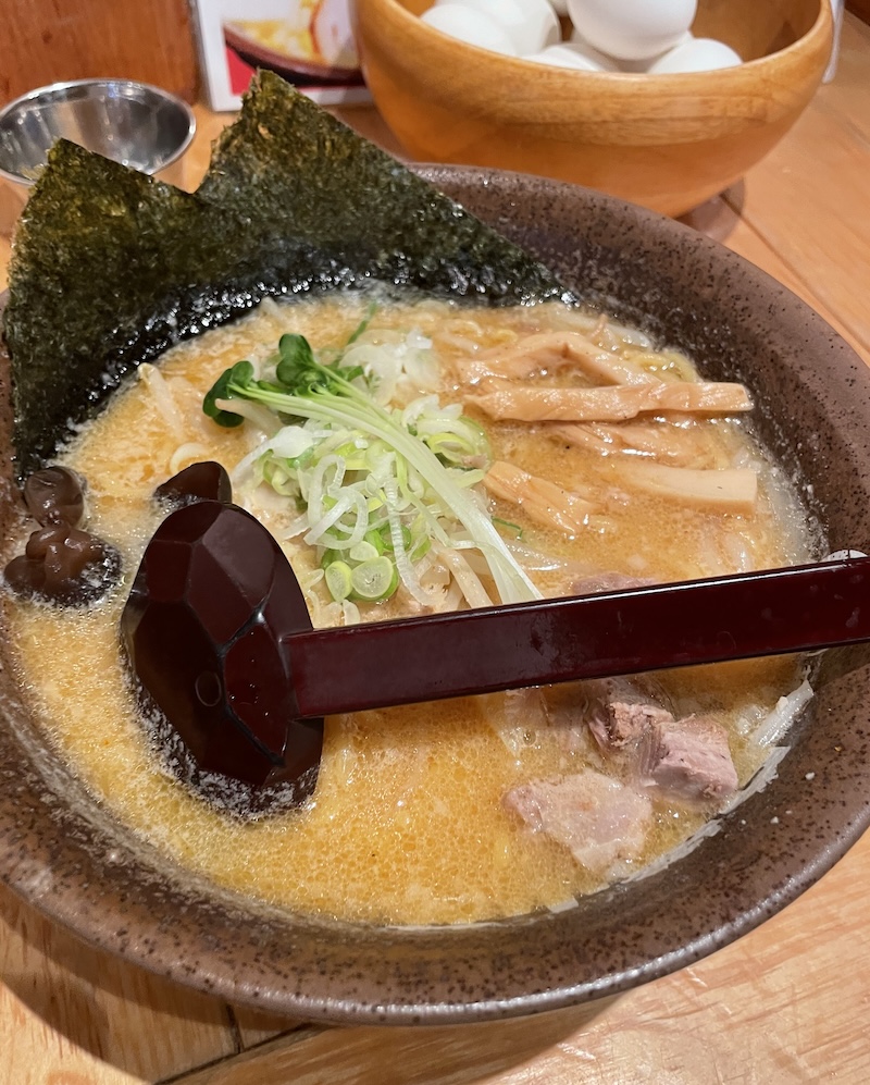 プレミアムカロリミット体験の7日目に空港で食べた名店の味噌ラーメンの画像。