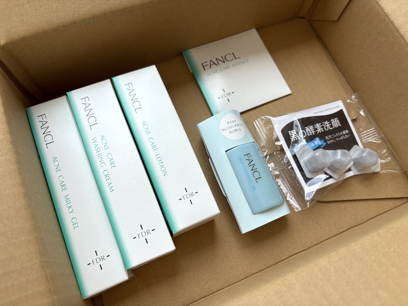 ファンケル「アクネケア 薬用ニキビ1ヵ月集中セット」の開梱した画像。